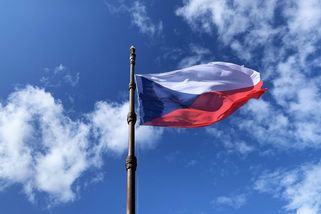 Prázdné gesto: den české vlajky neposílí vlastenectví ani trochu - Médium.cz